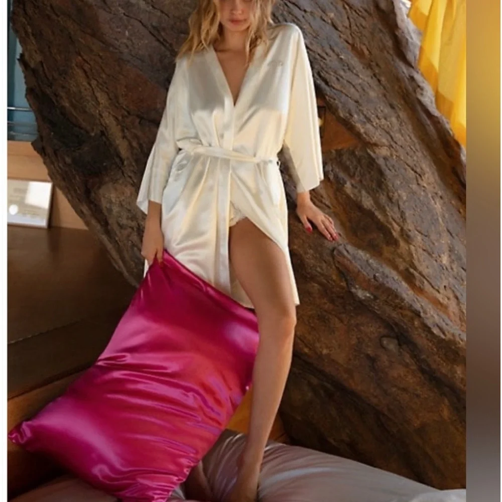 Slip® x Alice + Olivia Pure Silk Pillowcase Queen - Peony Fuchsia Hot Pink - Picture 6 of 8